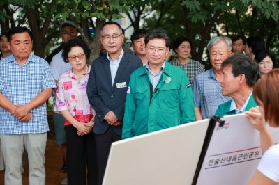 [크기변환]4-1. 이상일 용인특례시장은 7일 정비가 완료된 남사읍 한숲산내음근린공원 현장점검을 실시했다.JPG